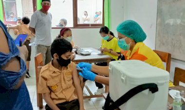 Percepatan-Herd-Immunity-Untuk-Usia-Dini,-RS-Bhayangkara-Gelar-Vaksin-di-SD-Advent-Kota-Kupang