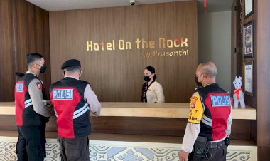 Wujudkan-Situasi-Aman-dan-Kondusif,-Turjawali-Ditsamapta-Polda-NTT-Patroli-Sambang-Dialogis-ke-Sejumlah-Hotel-di-Kota-Kupang