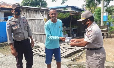 Meminimalisir-Warga-Agar-Tidak-Abai-dan-Melupakan-Pentingnya-Disiplin-Prokes,--Jajaran-Ditbinmas-Polda-NTT-Gencar-Bagi-Masker-dan-Edukasi-Prokes