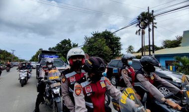 Gunakan-Kendaraan-Khusus,-Srikandi-Ditsamapta-Polda-NTT-Sentuh-Masyarakat-Kota-Kupang