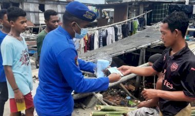 Pandemi-Covid--19-Belum-Berakhir,-Ditpolairud-Polda-NTT-Imbau-Pemuda-Pesisir-Wureh-Wajib-Pakai-Masker-Saat-Beraktivitas