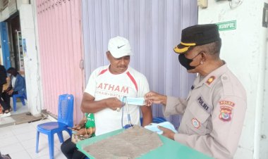 Antisipasi-Penyebaran-Varian-Baru-Omicron,-Personel-Ditbinmas-Polda-NTT-Ingatkan-Masyarakat-Akan-Pentingnya-Disiplin-Prokes