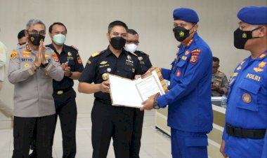 Gagalkan-Aksi-Penyelundupan-Ekspor-Ratusan-Ribu-Batang-Rokok,-Lima-Anggota-Ditpolairud-Polda-NTT-Terima-Penghargaan