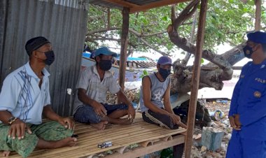 Pantau-Giat-Masyarakat-Pesisir-Flotim,-Personel-Ditpolairud-Polda-NTT-Ingatkan-Antisipasi-Cuaca-Buruk-Saat-Melaut