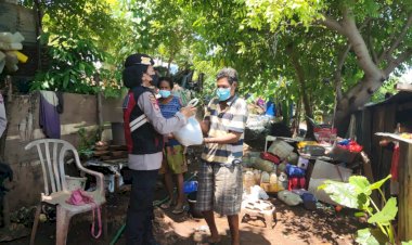 Jumat-Berkah,-Srikandi-Ditsamapta-Polda-NTT-Bagi-Sembako-dan-Masker-di-Kampung-Pemulung