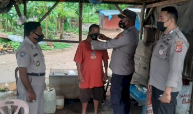 Bagi-Masker-Gratis,-Personel-Ditbinmas-Imbau-Warga-Waspada-Varian-Baru-Omicron