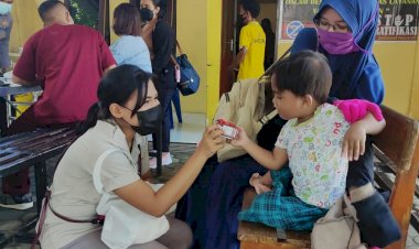 Ikuti-Vaksinasi,-Anak-anak-Diberi-Kado-Valentine-dari-Tim-Vaksinator-Polda-NTT