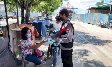 Bagi-Masker,-Polwan-Ditsamapta-Polda-NTT-Edukasi-Masyarakat-Penggunaan-Masker-yang-Baik-dan-Benar