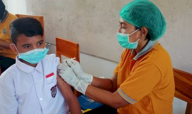Ratusan-Siswa-SD-Inpres-Fatufeto-2-Antusias-Ikuti-Vaksinasi-Anak-Yang-Digelar-Oleh-RS-Bhayangkara-Kupang