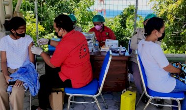 Tim-Vaksinator-Biddokes-Polda-NTT-Sasar-Masyarakat-Tenau-Beri-Vaksin-Booster