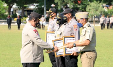 Berprestasi,-54-Anggota-dan-6-Masyarakat-Terima-Penghargaan-Dari-Kapolda-NTT