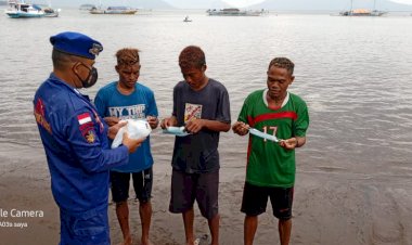 Edukasi-Para-Pemuda-Pesisir-Lembata,-Personel-Ditpolairud-Polda-NTT-Ingatkan-Pengunaan-Masker-Saat-Beraktivitas
