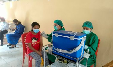 Puluhan-Masyarakat-Ikut-Vaksinasi-Covid-19-Mulai-Dari-Tahap-I-Hingga-Tahap-III-di-RS-Bhayangkara-Kupang