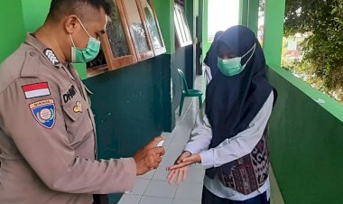 Sosialisasi-Implementasi-Program-Kapolri-di-SMP-Muhamadiyah-Kota-Kupang,-Ditbinmas-Polda-NTT-Terapkan-Prokes-Ketat