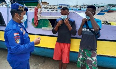 Personel-Ditpolairud-Polda-NTT-Menggugah-Kesadaran-Warga-Pesisir-Kota-Kupang-Dengan-Pembagian-Masker-Gratis