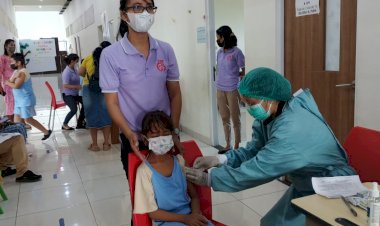 Gencar-Lakukan-Percepat-Vaksinasi-Anak,-RS-Bhayangkara-Kupang-Sasar-Dua-Sekolah-Dasar