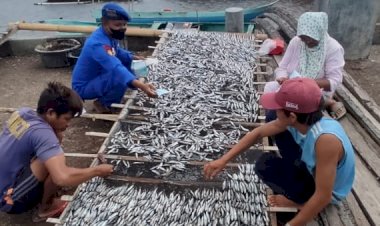 Beri-Imbauan-Secara-Humanis,-Personel-Ditpolairud-Polda-NTT-Ingatkan-Nelayan-Sikka-Pentingnya-Disiplin-Prokes-Saat-Beraktivitas