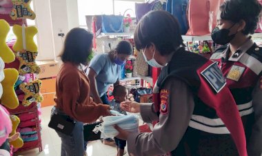 Antisipasi-Varian-Omicron,-Tim-Patroli-Ditsamapta-Polda-NTT-Beri-Edukasi-dan-Bagi-Bagi-Masker