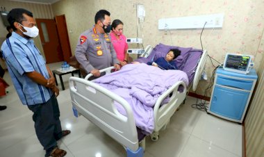 Penuhi-Janji,-Kapolri-Jenguk-Sinta-Aulia-Anak-yang-Sakit-Tumor-Kaki