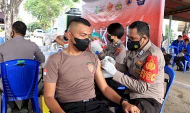 Ratusan-Anggota-dan-ASN-Polri-Polda-NTT-Mendapat-Suntikan-Vaksin-Boster