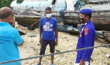 Tekan-Penyebaran-Virus,-Personel-Ditpolairud-Polda-NTT-Bripka-I-Putu-Sulastra-Beri-Edukasi-Warga-Pesisir-Rote-Ndao-Dengan-Pembagian-Masker