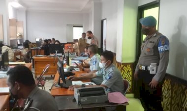 Pastikan-Tidak-Ada-penyimpangan,-Provost-Polda-NTT-Lakukan-Pengawasan-Internal-Diloket-Pelayanan-Samsat