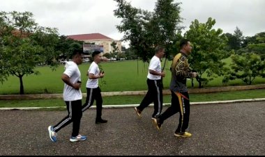 Pertahankan-Daya-Tahan-Tubuh-di-Massa-Pendemi,-Personel-Polda-NTT-Giatkan-Olahraga-Secara-Mandiri