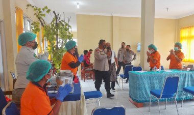 Tinjau-Vaksinasi-di-Dinas-Pertanian-dan-Ketahanan-Pangan,-Wakapolda-NTT:-Setiap-Hari-Kita-Gelar-di-300-Lebih-Gerai