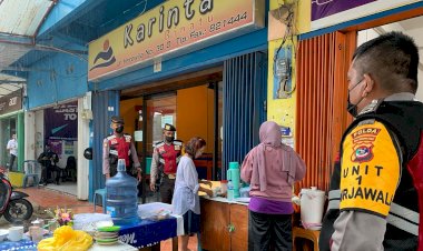 Di-Musim-Penghujan,-Personel-Patroli-Turjawali-Polda-NTT-Ingatkan-Warga-Tetap-Waspada