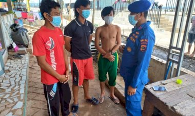 Beri-Edukasi-Warga-Pesisir-Mabar,-Personel-Ditpolairud-Polda-NTT-Ingatkan-Kurangi-Kerumunan-Saat-Beraktivitas