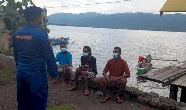 Patroli-Pesisir-di-Lembata,-Personel-Ditpolairud-Polda-NTT-Imbau-Warga-Waspada-Ketika-Hendak-Melaut