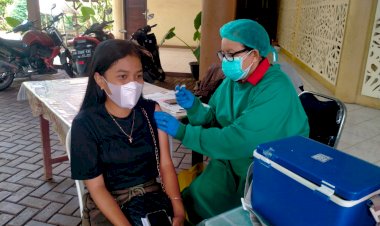 Beri-Pelayanan-Vaksinasi,-RS-Bhayangkara-Suntik-Ratusan-Masyarakat-di-Gereja-ST.-Maria-Assumpta