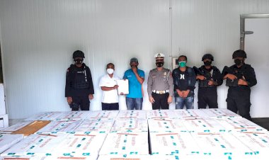 Puluhan-Personel-Polda-NTT-Kawal-Ketat-Kedatangan-28-Koli-Vial-Coronavac-dari-Pemerintah-Pusat