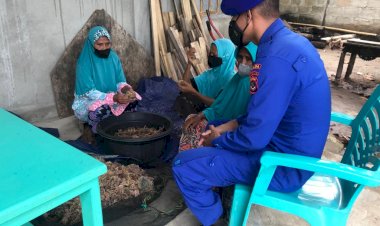 Temui-Warga-yang-Sedang-Beraktivitas,-Personel-Ditpolairud-Polda-NTT-Ingatkan-Prokes-Secara-Ketat