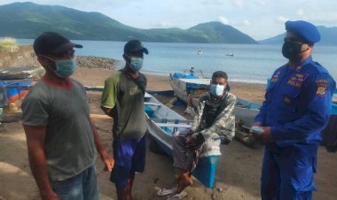 Gunakan-Kapal-Patroli-XXII-2004,-Personel-Ditpolairud-Polda-NTT-Ajak-Warga-Pesisir-Flotim-Patuhi-Prokes
