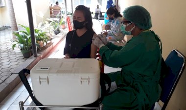 Percepat-Program-Pemerintah,-Tim-Vaksinator-RSB-Suntik-Vaksin-Pfizer-ke-Puluhan-Masyarakat-Kota-Kupang