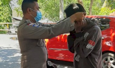Anggota-Ditbinmas-Polda-NTT-Bagikan-Masker-Gratis-Sebagai-Upaya-Mengedukasi-Masyarakat-Terkait-Pentingnya-Prokes-di-Masa-Pandemi-Covid-19