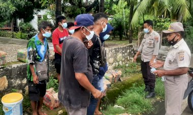 Menumbuhkan-Kesadaran-Warga-Pentingnya-Prokes,-Personel-Ditbinmas-Polda-NTT-Bagikan-Masker-Gratis-di-Kelurahan-Bonipoi