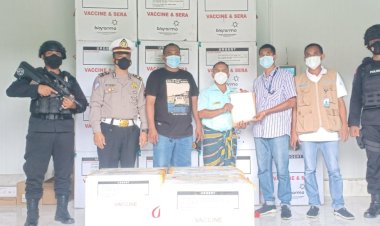 Secara-VVIP-Puluhan-Personel-Polda-NTT-Kawal-Kedatangan-5.760-Vial-Vaksin-Covovax-dari-Pemerintah-Pusat