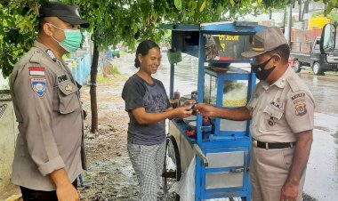 Tekan-Penyebaran-Covid-19-di-NTT,-Personel-Ditbinmas-Polda-NTT-Bagikan-Masker-Gratis-Kepada-Para-Pedagang-Kaki-Lima