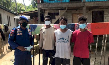 Cegah-Penyebaran-Virus-di-Daerah-Pesisir-Mabar,-Personel-Ditpolairud-Polda-NTT-Edukasi-Warga-Dengan-Pemberian-Masker