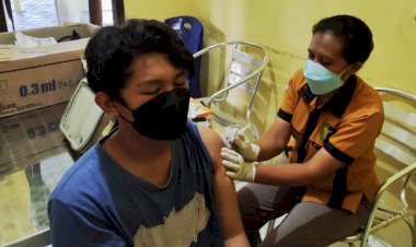 Upaya-Percepat-Herd-Immunity,-Tim-Vaksinator-Biddokkes-Polda-NTT-Terus-Gencar-Layani-Vaksinasi-Bagi-Masyarakat