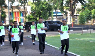 Jaga-Stamina-Tubuh,-Kapolda-Bersama-Pejabat-Utama-Polda-NTT-Ikuti-Tes-Kesamaptaan-Jasmani