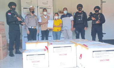 16-Koli-Vaksin-Dari-Pemerintah-Pusat-Tiba-di-Kupang,-Dikawal-Ketat-Oleh-Puluhan-Personel-Polda-NTT