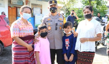 Dengan-Humanis,-Kapolda-NTT-Layani-Permintaan-Foto-dari-Warga-Saat--Tinjau-Vaksinasi-di-SD-Negeri-Kelapa-Lima