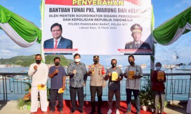 Kapolda-NTT-Bersama-Menko-Perekonomian-RI-Serahkan-Bantuan-Tunai-PKLWN-Tahun-2022-di-Labuan-Bajo