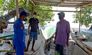 Waspadai-Cuaca-Buruk,-Personel-Ditpolairud-Polda-NTT-Imbau-Warga-Flotim-Keselamatan-Saat-Berlayar