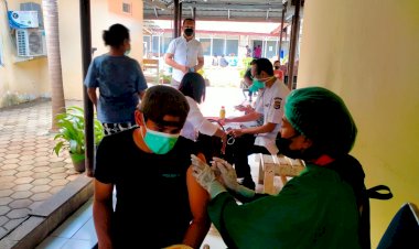 Dukung-Program-Pemerintah,-Tim-Vaksinator-RSB-Suntik-Vaksin-Pfizer-ke-Puluhan-Masyarakat-Kota-Kupang