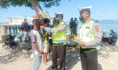 Gelar-Patroli-Ops-Aman-Nusa-II-Turangga-2022,-Satgas-Lantas--Bagi-Bagi-Masker-kepada-Masyarakat