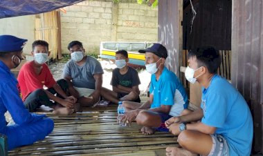 Dengan-Humanis-Personel-Ditpolairud-Polda-NTT-Berikan-Imbau-Prokes-Kepada-Warga-Pesisir-Flotim